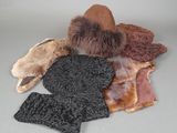 un tas de fourrures et d'autres objets posés sur une table