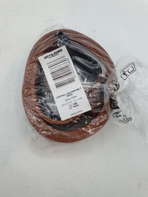 un gros plan sur un panier de provisions emballé dans du plastique