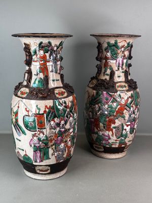 NANKIN Paire de vases balustre en céramique à décor polychro…