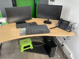 un bureau d'ordinateur équipé de deux écrans et d'un clavier