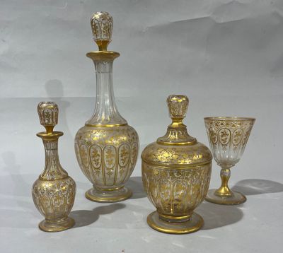 quatre verres dorés posés sur une table blanche