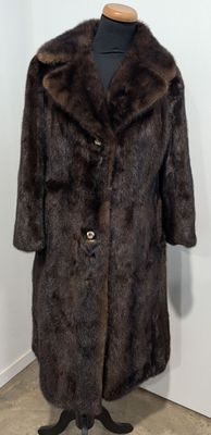 une image d'un manteau de fourrure sur un mannequin