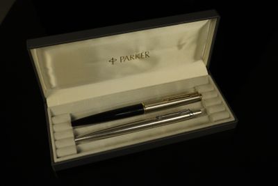 PARKER. Stylo plume et stylo bille en acier, le premier en p…