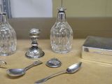 beaucoup d'objets en argent et en verre sur la table