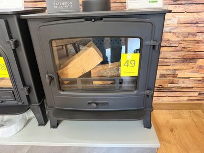 deux poêles à bois exposés dans un magasin
