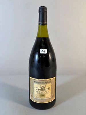 une bouteille de vin posée sur une table