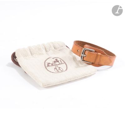 un collier pour chien en cuir marron avec une pochette blanche et un collier pour chien en cuir marron