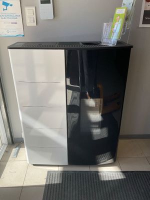 une armoire noire et blanche dans un coin de la pièce