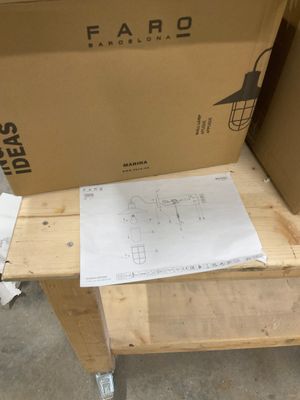 une boîte posée sur un carton