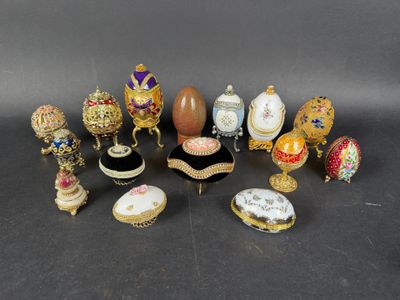 de nombreux objets décoratifs de toutes sortes disposés sur une table