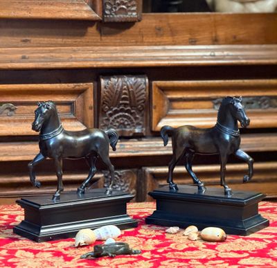 deux statues de chevaux posées sur une table