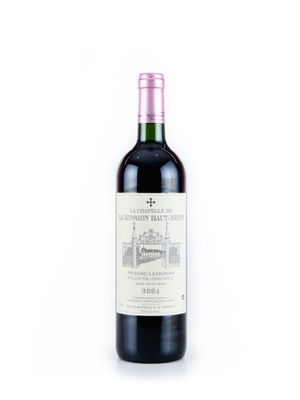 la bouteille de vin est posée sur une surface blanche
