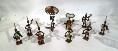 de nombreuses figurines de différents types et tailles disposées sur une surface blanche
