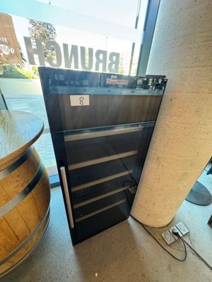 une cave à vin située à côté d'un fût en bois