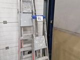 une échelle adossée au mur d'une pièce