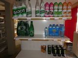 de nombreuses bouteilles et canettes de soda sur les rayons