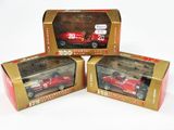trois boîtes contenant chacune une maquette de voiture de course rouge