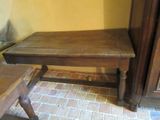une table et un banc en bois dans une pièce