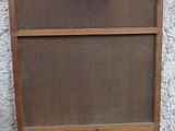 une armoire en bois dotée d'une porte vitrée à l'extérieur