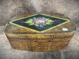 une petite boîte en bois ornée d'un motif floral