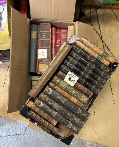2 cartons de livres du 18e et 19e dont : ROLLIN : Histoire des Am...