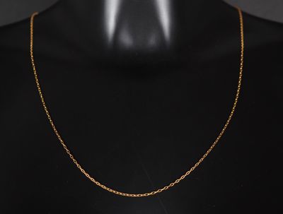 un collier à chaîne en or orné d'un petit diamant sur un mannequin mannequin mannequin mannequin mannequin mannequin mannequin mann