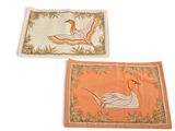 deux serviettes ornées d'oiseaux sur un fond blanc