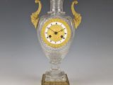 un vase en verre surmonté d'une horloge