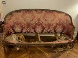 un canapé posé sur un parquet en bois massif