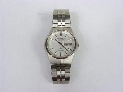 gros plan d'une montre-bracelet sur une surface blanche