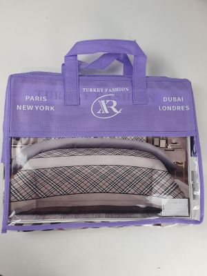 sac de voyage violet contenant un lot de quatre paires de chaussettes et une paire de chaussettes