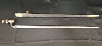 une paire de vieilles épées posées sur un tissu noir, sur une table