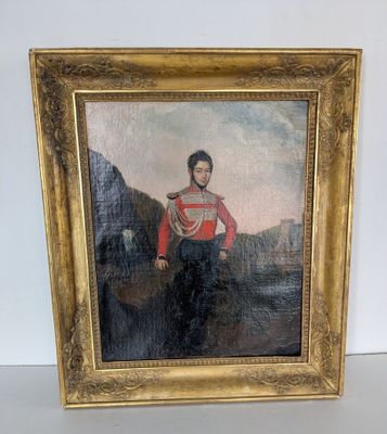 un vieux tableau représentant un homme en uniforme rouge, dans un cadre doré