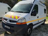 une camionnette blanche garée dans la poussière