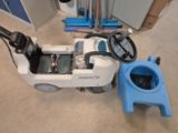 une machine posée sur le sol de la pièce