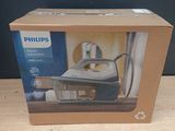 emballage d'un fer à repasser à vapeur Philips posé sur une table en bois