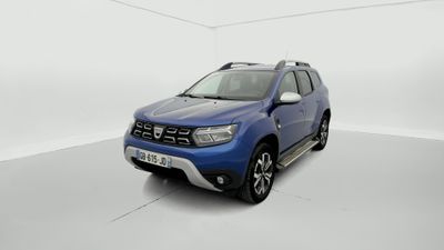 Une Dacia bleue est garée dans une pièce blanche