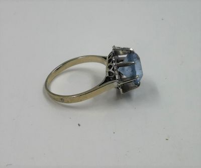 Une bague or blanc pierre bleue poids brut 3,3 gr conservée …