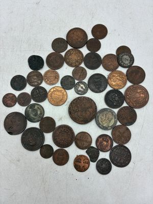 une pile de pièces de monnaie posée sur une surface blanche