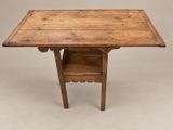 une vieille table en bois surmontée d'une étagère