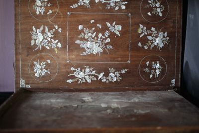 un lit en bois orné d'un motif floral