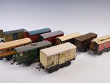 plusieurs petits trains sont alignés sur une surface blanche