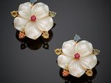 une paire de boucles d'oreilles en forme de fleur, en nacre et saphir