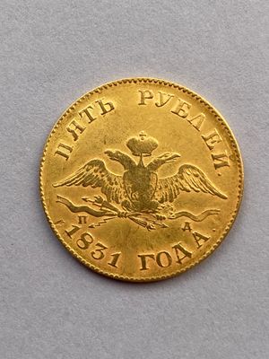 Gros plan sur une pièce d'or ornée d'un aigle
