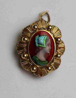 une image représentant une photo d'une femme portant un chapeau vert