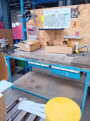 un établi avec un tabouret jaune au milieu