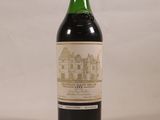 une bouteille de vin posée sur une table