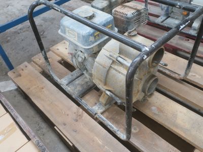 une pompe posée sur une palette dans la cour