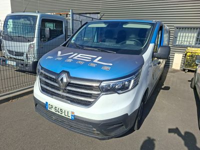 une camionnette garée devant un bâtiment