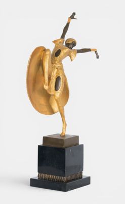 statue d'une femme tenant un bouclier, posée sur un socle en marbre
